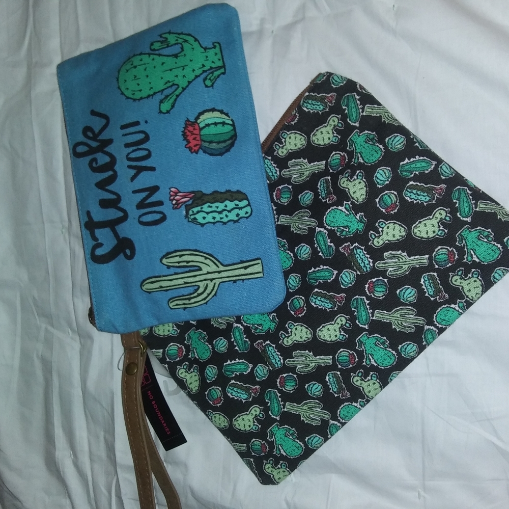 2 connected 🌵 makeup/purse wristlet